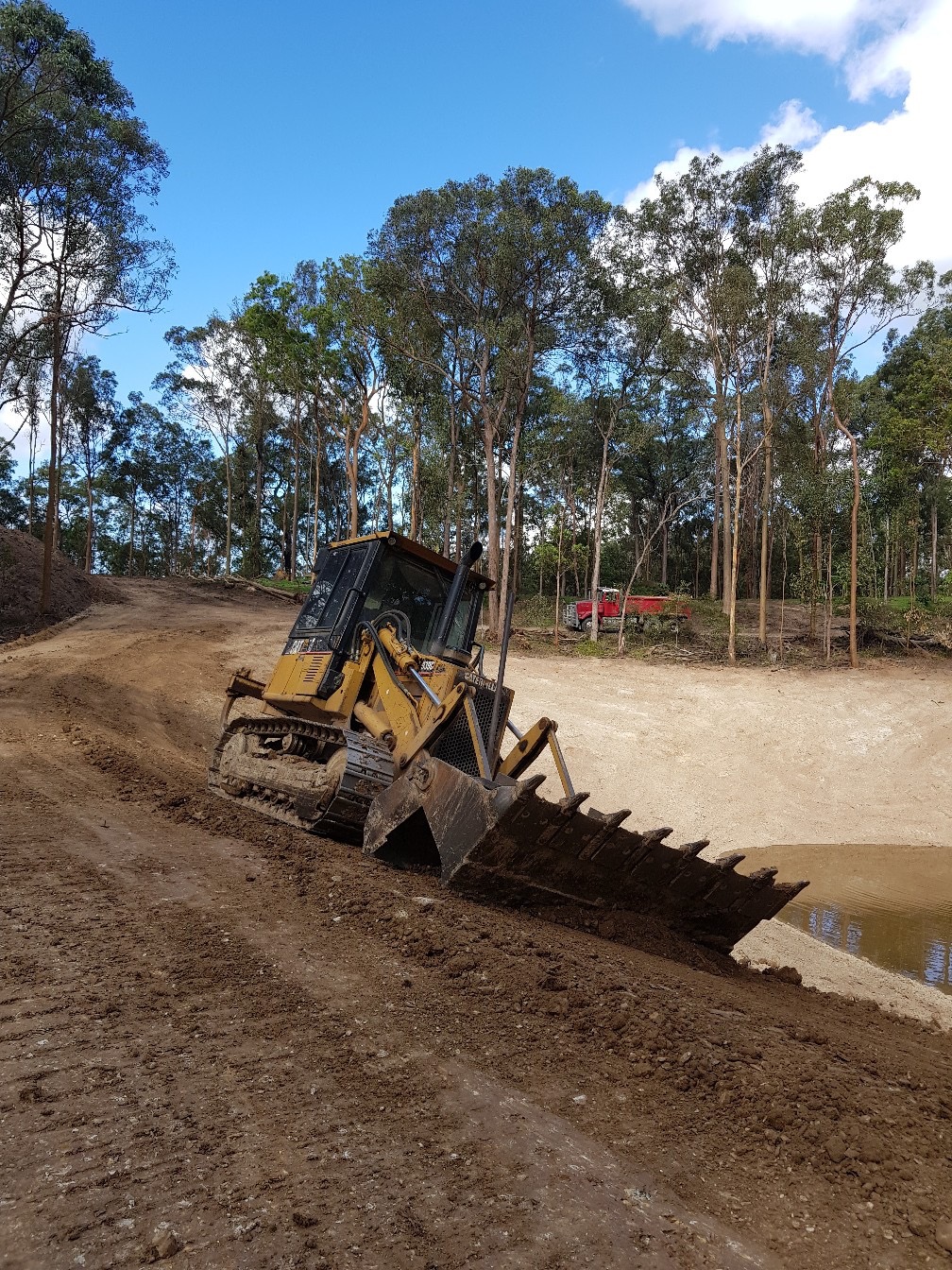 Drott Hire Brisbane Gold Coast - Earthmoving, building a dam Drott Hire Brisbane Gold Coast - Earthmoving, building a dam